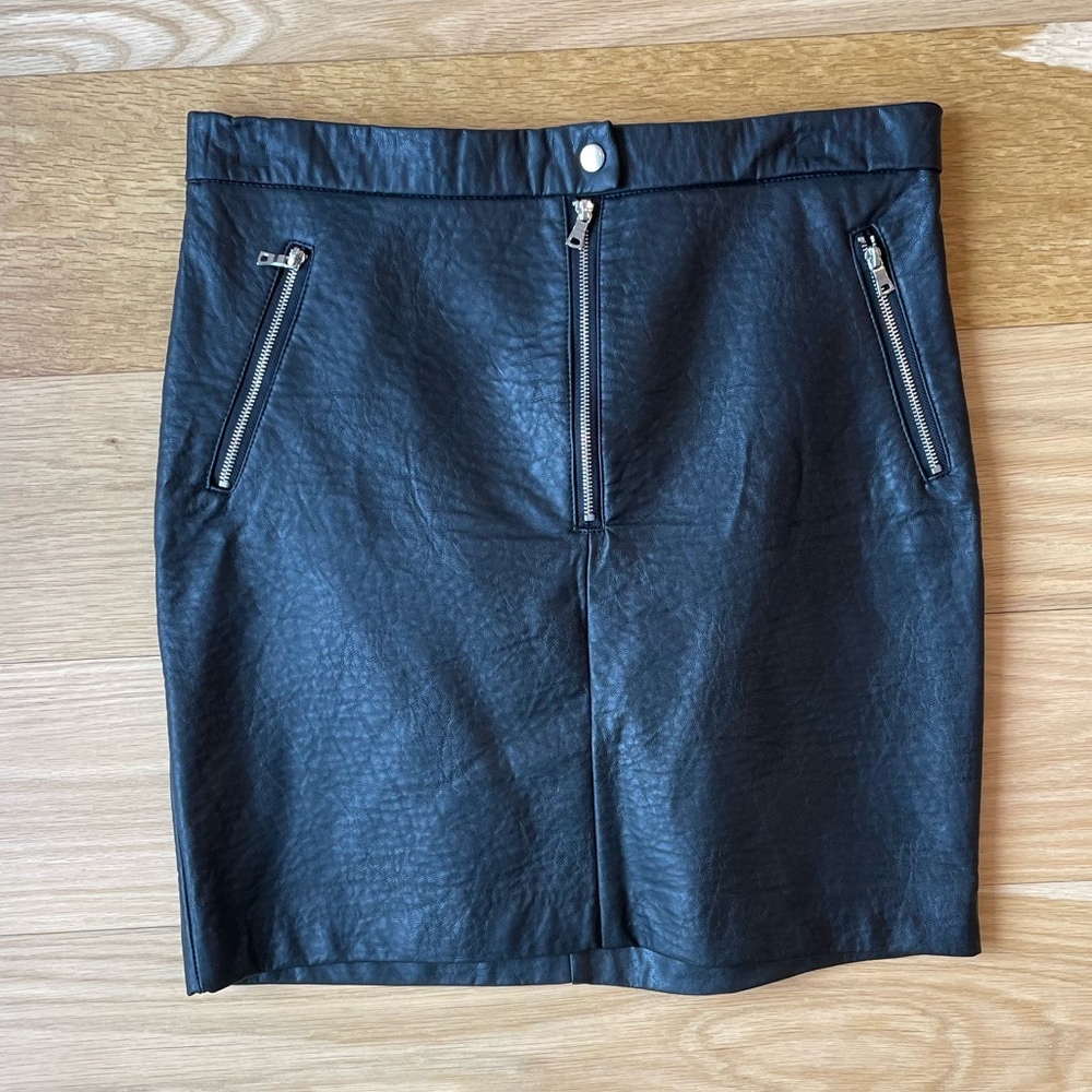 Dynamite faux leather mini skirt. Black. Size M